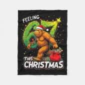 Feeling 67 Funny Christmas Bigfoot Holiday Fleecedecke (Vorderseite)