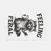 Feeling Feral Raccoon Drink Coffee Funny Trash Pan Fleecedecke (Vorderseite (Horizontal))
