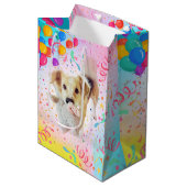 Fee's Fun Birthday Bag - farbenfrohe Feiern Mittlere Geschenktüte (Vorderseite Schrägansicht)