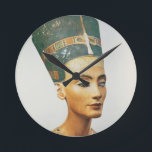 Fehlschlag der Königin Nefertiti, vom Studio des Runde Wanduhr<br><div class="desc">Bild: Fehlschlag 114018 der Königin Nefertiti,  vom Studio des Bildhauers Thutmose an sagen Sie EL-Amarna (gemaltem Kalkstein) (sehen Sie auch 114019,  114020 u. 267404). Ägypter-18. Dynastie (c.1567-1320 BC). Aegyptisches Museum,  SMPK,  Berlin.  Kunst,  schöne Kunst.</div>
