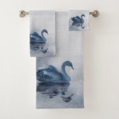 Fehlsichtigkeit | Moody Dusty Blue Swan am See Badhandtuch Set (Insitu)