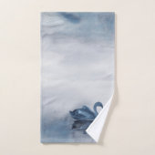 Fehlsichtigkeit | Moody Dusty Blue Swan am See Badhandtuch Set (Handtuch)