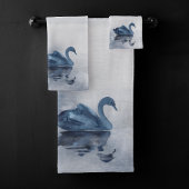 Fehlsichtigkeit | Moody Dusty Blue Swan am See Badhandtuch Set