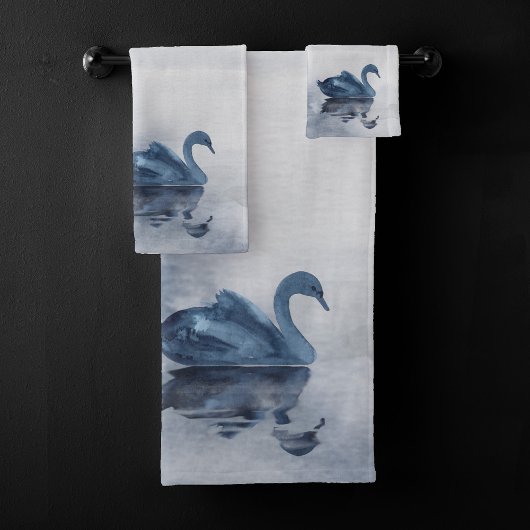 Fehlsichtigkeit | Moody Dusty Blue Swan am See Badhandtuch Set