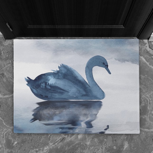 Fehlsichtigkeit | Moody Dusty Blue Swan am See Fußmatte (Von Creator hochgeladen)
