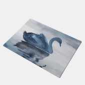 Fehlsichtigkeit | Moody Dusty Blue Swan am See Fußmatte (Schrägansicht)