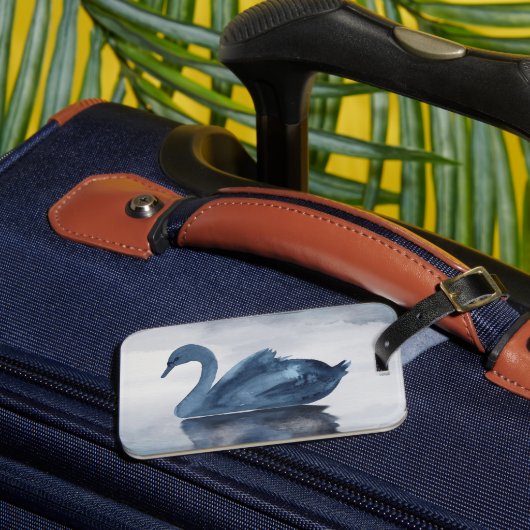 Fehlsichtigkeit | Moody Dusty Blue Swan am See Gepäckanhänger (Vorderseite Insitu 3)