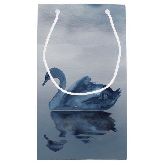 Fehlsichtigkeit | Moody Dusty Blue Swan am See Kleine Geschenktüte (Rückseite)