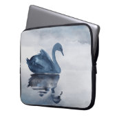 Fehlsichtigkeit | Moody Dusty Blue Swan am See Laptopschutzhülle (Vorderseite Links)