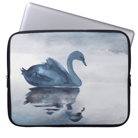 Fehlsichtigkeit | Moody Dusty Blue Swan am See Laptopschutzhülle (Vorderseite)