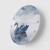 Fehlsichtigkeit | Moody Dusty Blue Swan am See Runde Wanduhr (Winkel)