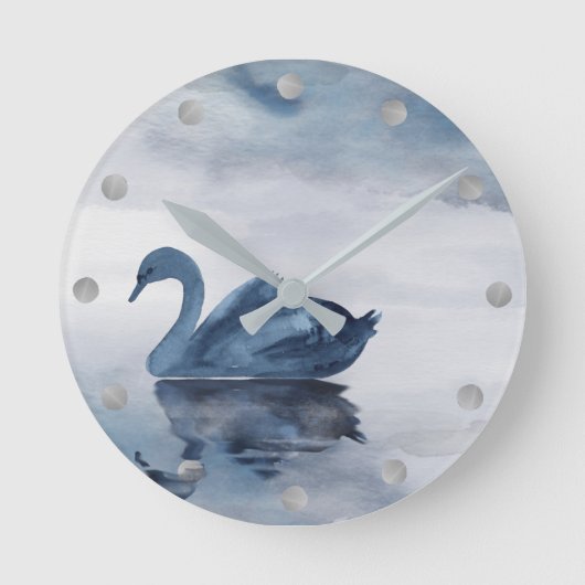 Fehlsichtigkeit | Moody Dusty Blue Swan am See Runde Wanduhr (Vorderseite)