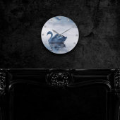 Fehlsichtigkeit | Moody Dusty Blue Swan am See Runde Wanduhr
