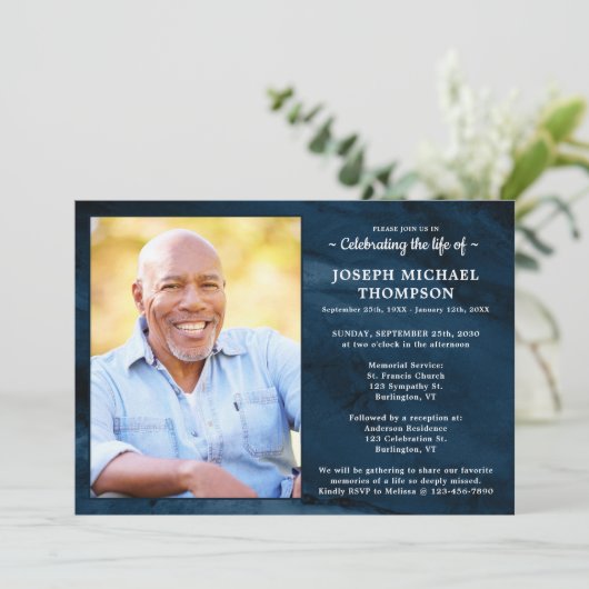 Feier des Lebens Moderne Beerdigung Blauer Marmor Einladung (Stehend Vorderseite)