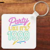 Feiere als wäre 1999®™ – Neon Voltage Schlüsselanhänger (Rückseite)