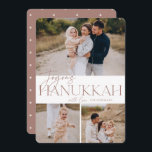 Feierliche Begrüßung | 3 Foto Joyous Hanukkah Feiertagskarte<br><div class="desc">Unser festliches und elegantes Hanukkah-Kartendesign ist der perfekte Weg,  um drei Ihrer beliebten Fotos zu präsentieren. Design zeigt "Joyous Hanukkah" in eleganter Terrakotta Serif Typografie und handgeschriebene Skripte,  mit Ihrem Familiennamen. Karten kehren zu einem weißen Sternmuster zurück.</div>