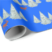 Feierliche Braune Hirsche unter schneebedeckten Bä Geschenkpapier (Rolleneckpunkt)