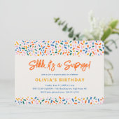 Feierliche Fun Überraschung Geburtstagsparty Einladung (Stehend Vorderseite)