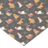 Feierliche Katzen mit Lichterweihnachtsmuster Tischdecke (Schrägansicht)