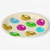 Feierliche, mehrfarbige Ostereier auf leicht beige Pappteller (Schrägansicht)