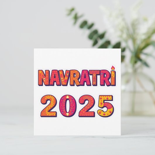 Feierliche "NAVRATRI 2025" Farbige Typografie Einladung (Stehend Vorderseite)