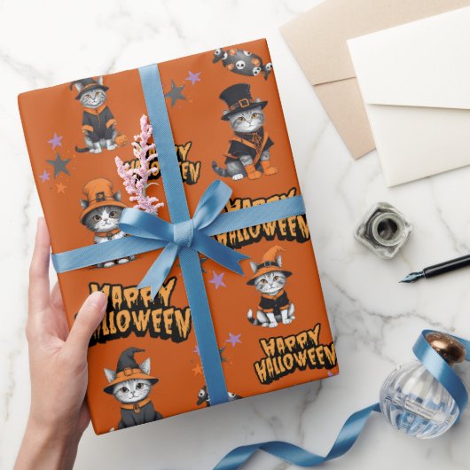 Feierliche Orange Hexenkatzen in Halloween-Verklei Geschenkpapier (Schenken)