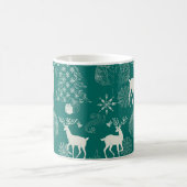 Feierliche rote Weihnachten, Winterwald. Kaffeetasse (Mittel)