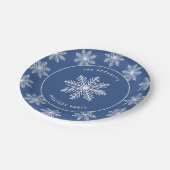 Feierliche Weihnachtsfeier Snowflake Pappteller (Schrägansicht)