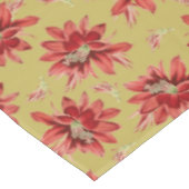 Feierliche Weihnachtskaktus-Blume auf Gold Tischdecke (Schrägansicht)