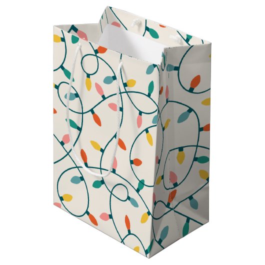 Feierliches Retro-Weihnachtsliegemuster Mittlere Geschenktüte (Vorderseite Schrägansicht)