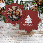 Feierliches Rotes Weiß Schnee Frohe Weihnachten Fo Ornament Karte<br><div class="desc">Ihr Lieblings-Foto in der Familie vor festlichen Rot mit einer Flut von weißem Schnee. Frohe Weihnachten in einem modernen Kalligraphieskript nur die Touch für ein einzigartiges Geschenk und Sake für alle Ihre besten Wünsche während dieser Ferienzeit.</div>