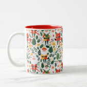 Feierliches Weihnachtsmuster Zweifarbige Tasse (Links)