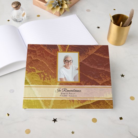 Feierlichkeiten zum Gedenken an das Leben im Herbs Gästebuch (Vorderseite Offen)