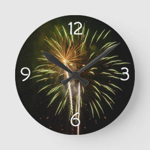 Feierlichkeiten zum grünen und goldenen Feuerwerk Runde Wanduhr