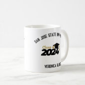 Feiern der Klasse 2024 - Mädchen in Cap and Gown Kaffeetasse (VorderseiteRechts)