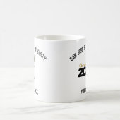 Feiern der Klasse 2024 - Mädchen in Cap and Gown Kaffeetasse (Mittel)