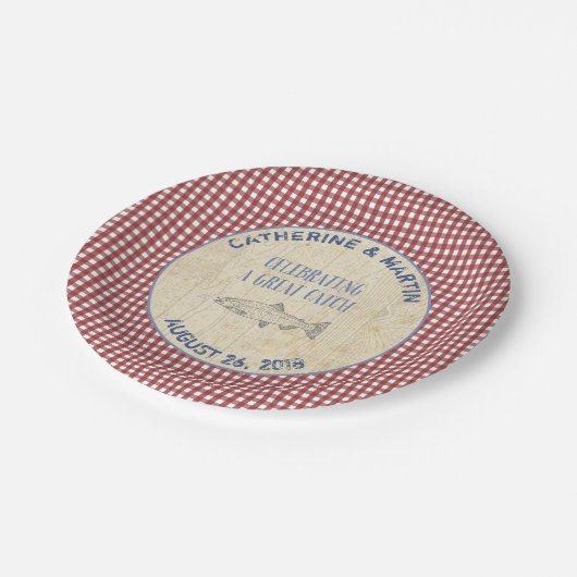 Feiern eines großen Fanges, rote Pappteller (Schrägansicht)