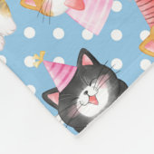 Feiern Katzen auf Blue Polka Docks Fleecedecke (Ecke)