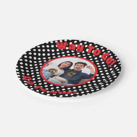 Feiern Schwarz/Weiß Polka Dots Red Trim Pappteller (Schrägansicht)