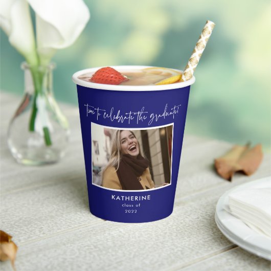 Feiern Sie das Graduate Modern Blue Script Pappbecher (In Situ)