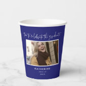 Feiern Sie das Graduate Modern Blue Script Pappbecher (Vorderseite)