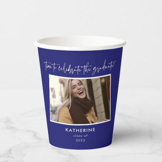 Feiern Sie das Graduate Modern Blue Script Pappbecher (Vorderseite)