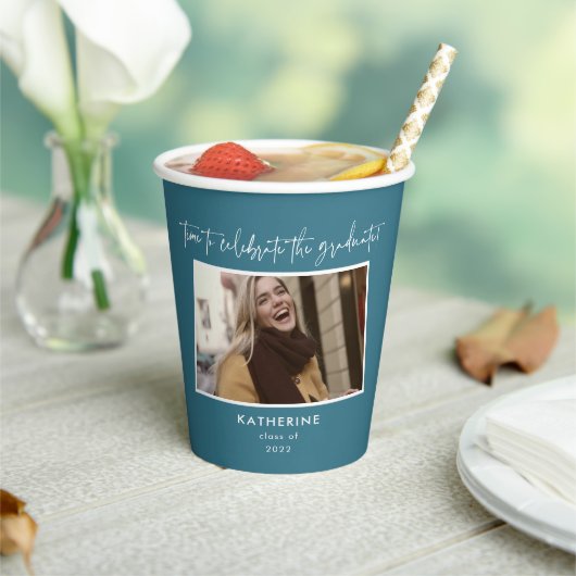 Feiern Sie das Graduate Modern Turquoise Script Pappbecher (In Situ)