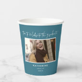 Feiern Sie das Graduate Modern Turquoise Script Pappbecher (Vorderseite)