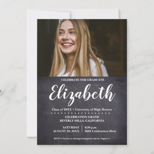 Feiern Sie den Chalkboard-Abschluss des Graduate F Einladung (Vorderseite)