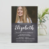 Feiern Sie den Chalkboard-Abschluss des Graduate F Einladung (Stehend Vorderseite)