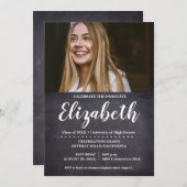 Feiern Sie den Chalkboard-Abschluss des Graduate F Einladung (Vorne/Hinten)