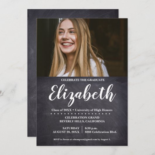 Feiern Sie den Chalkboard-Abschluss des Graduate F Einladung (Vorne/Hinten)