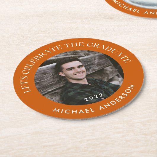 Feiern Sie den Graduate Burnt Orange Abschluss Runder Pappuntersetzer (Angewinkelt)