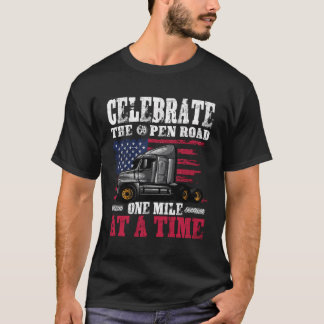 Feiern Sie die offene Straße als Lastkraftwagen -  T-Shirt